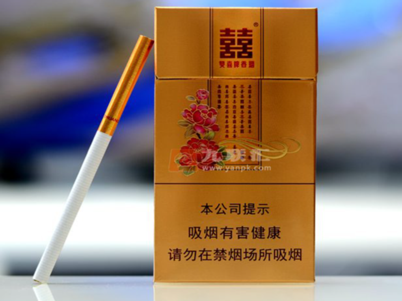 工厂质检人员校对烟草配方与印刷成品
